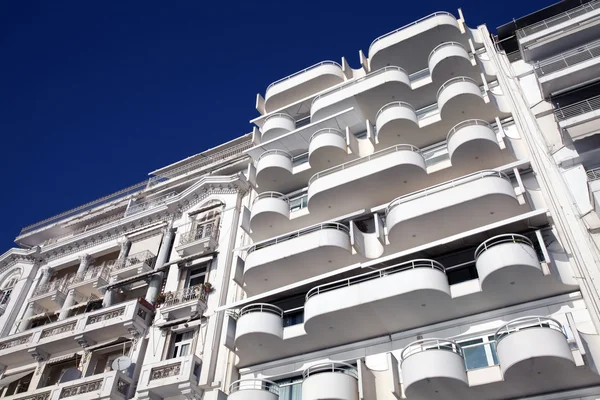Современные апартаменты и балконы — стоковое фото
