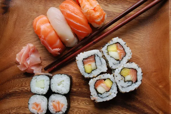 Sushi - japanisches Essen auf einem Holzteller — Stockfoto