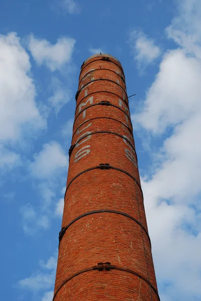 Высокий кирпичный дымоход (демонтированная промышленность ) — стоковое фото