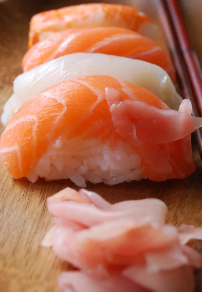 Suşi - Japonese gıda (ahşap plaka üzerinde — Stok fotoğraf