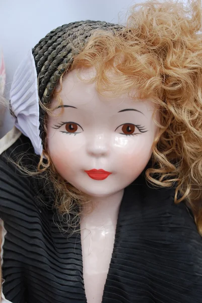 Ретро-фарфоровая кукла — стоковое фото