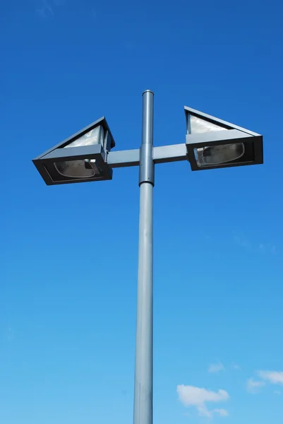 Lámpara de calle moderna con backgro cielo azul —  Fotos de Stock