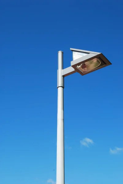 Сучасна вулична лампа з блакитним небом backgro — стокове фото