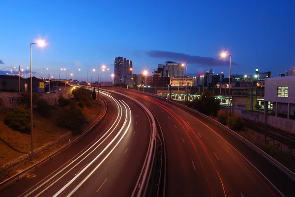 高速公路交通对城市 (车模糊莫 — 图库照片
