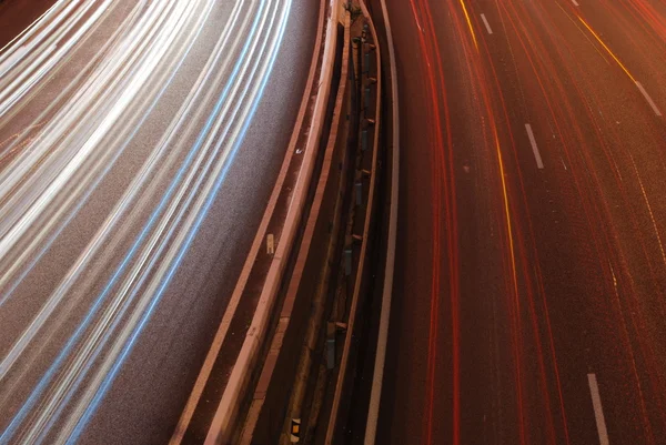 高速公路交通对城市 (车模糊莫 — 图库照片