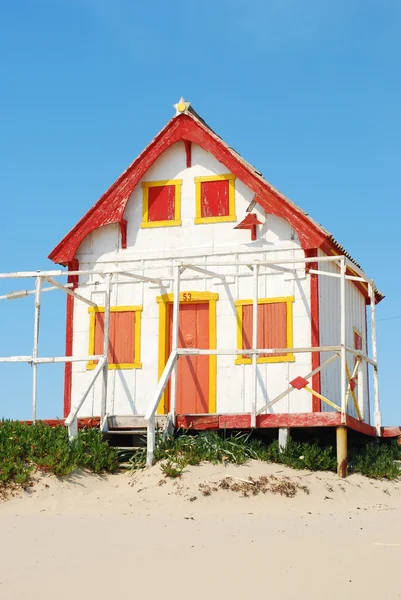 Дом из желтого и красного волокна — стоковое фото