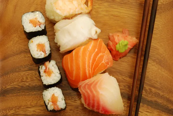 Nigiri/Maki sushi måltid (lax, swordfis — Stockfoto