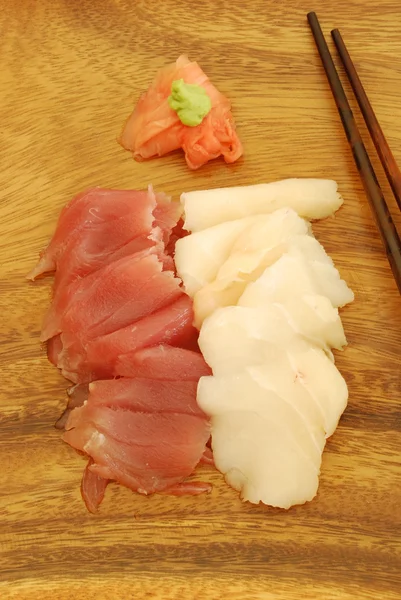 Sašimijské jídlo s tuňákem a kontrabasem — Stock fotografie