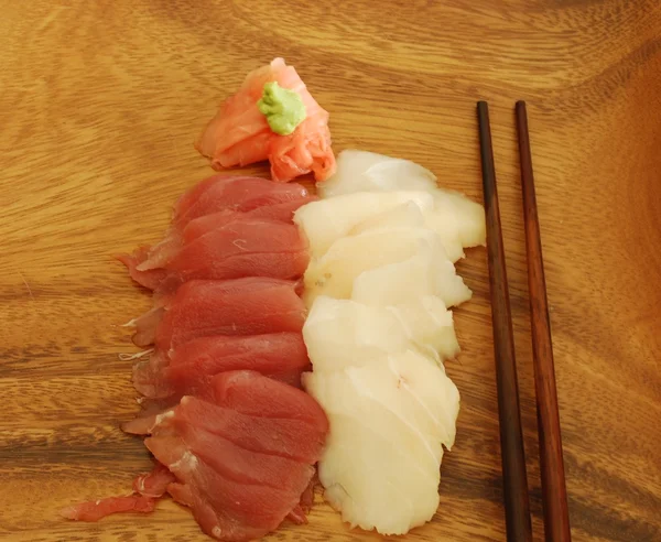 Ton balığı ve levrekli saşimi yemeği — Stok fotoğraf