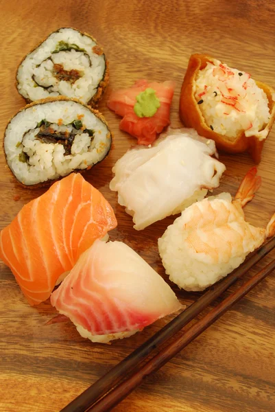 Comida completa de sushi con nigiris y rol — Foto de Stock