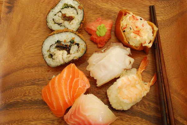 Complete sushi meal with nigiris and rol — Zdjęcie stockowe