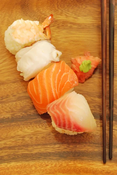 Nigiris suşi yemek (somon balığı, kılıç balığı, s — Stok fotoğraf