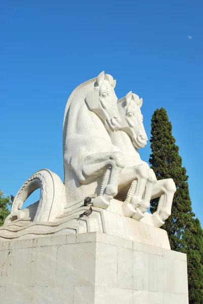 Statue de chevaux dans un parc — Photo