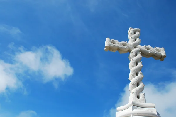 Croce in nuvole e cielo blu — Foto Stock