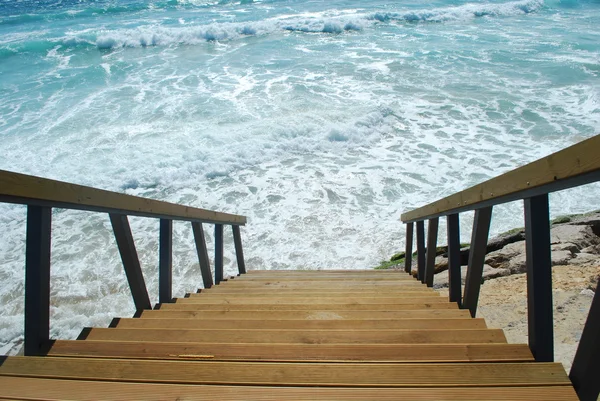 Escadas de madeira ou caminho para o ocea brilhante — Fotografia de Stock