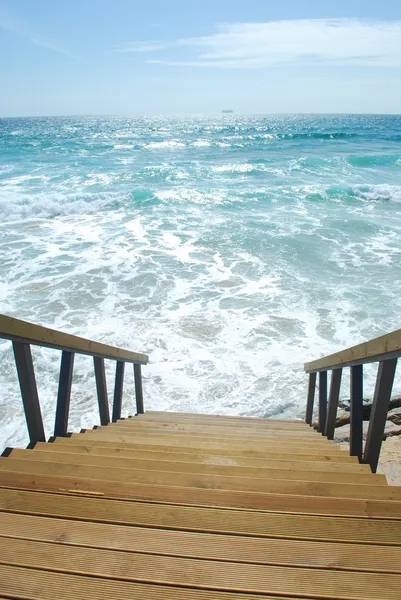 Escaleras de madera o camino a la ocea brillante —  Fotos de Stock