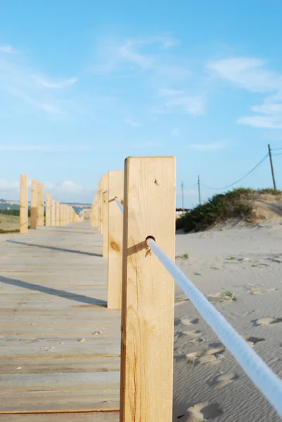 Passerella che entra in spiaggia — Foto Stock