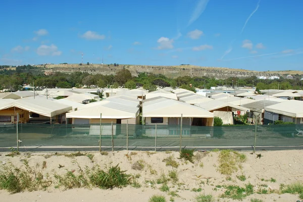 Parque de campismo perto de uma praia de areia — Fotografia de Stock