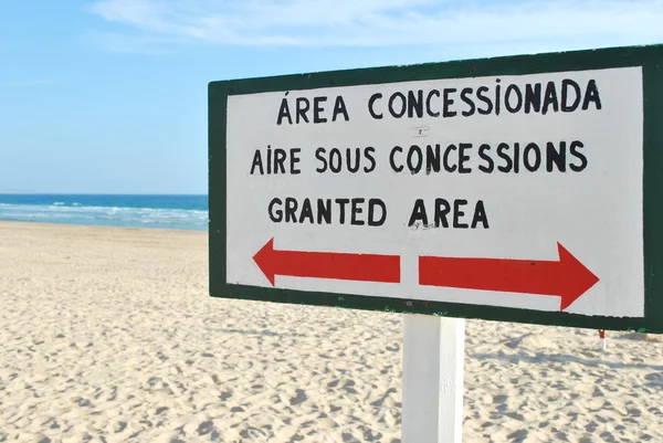 Plajda (verilen alan işaret) — Stok fotoğraf