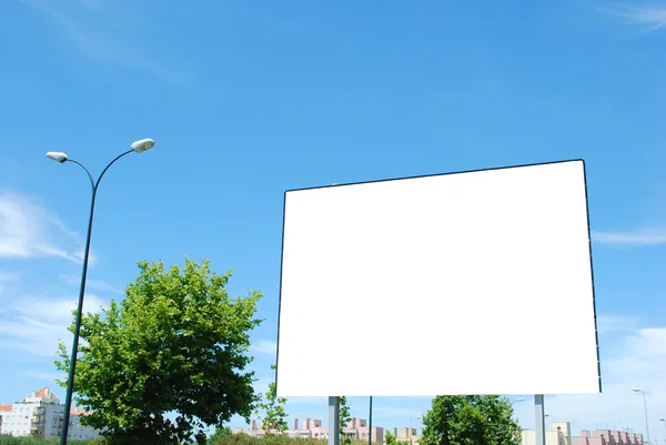 Üres billboard egy városi utcán — Stock Fotó