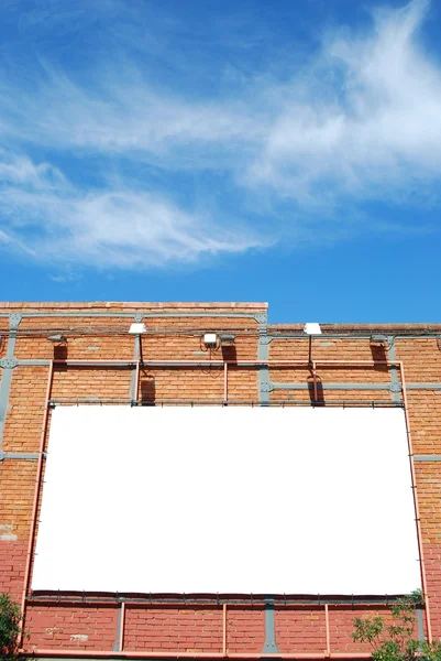 Tuğla binanın üzerindeki boş reklam panosu. — Stok fotoğraf