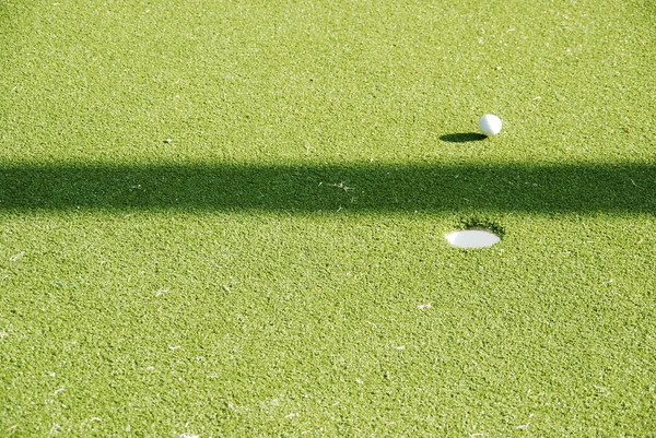 Golfe verde e bola em movimento — Fotografia de Stock