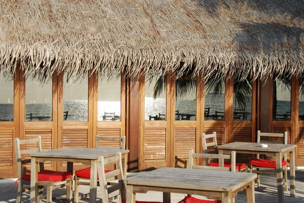 Strandrestaurant uitzicht in de Maldiven (oceaan — Stockfoto