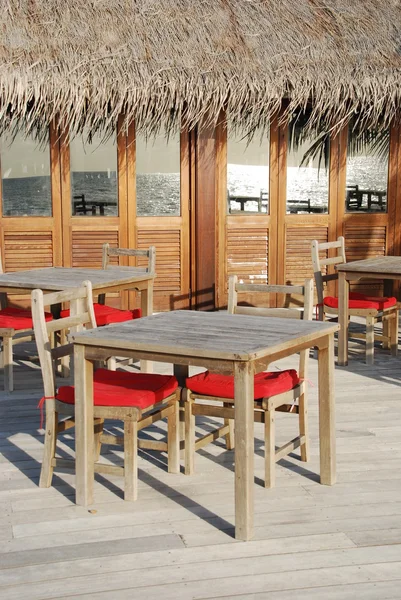 Strandrestaurant uitzicht in de Maldiven (oceaan — Stockfoto