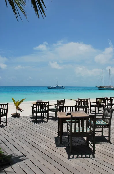 Bella vista sul bar sulla spiaggia alle Maldive — Foto Stock