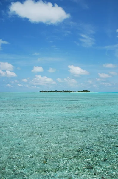 Maldiverna ö med vackra vatten/clou — Stockfoto