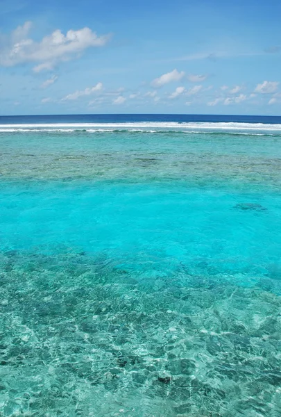 Мальдивская сцена с великолепной водой / облаком — стоковое фото