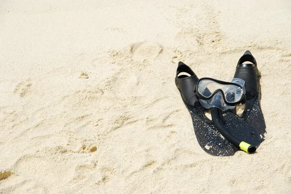 砂浜の熱帯シュノーケル装置であります。 — ストック写真