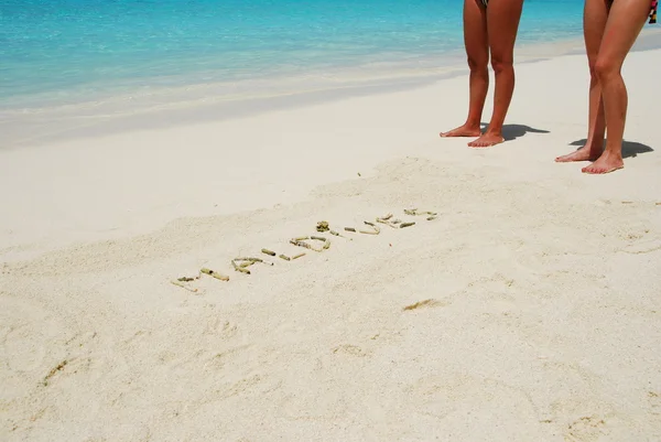Maldív-szigetek, írt egy homokos trópusi bea — Stock Fotó