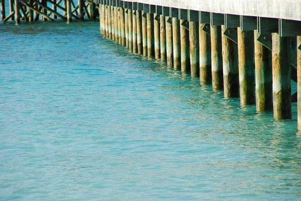Dřevěné molo most na krásné maldi — Stock fotografie