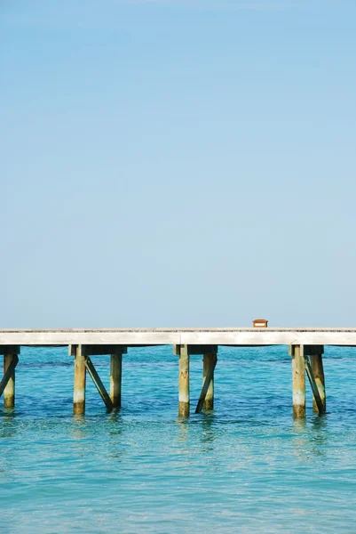 Brygga träbro på en vacker maldi — Stockfoto