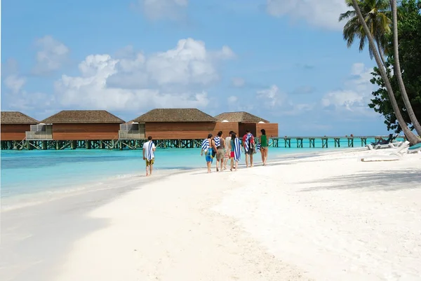Familj spendera kvalitetstid på en maldiv — Stockfoto