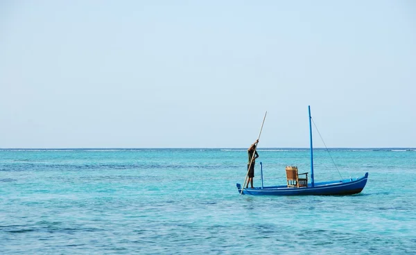 Typische Maldivische boot op blauwe oceaan — Stockfoto