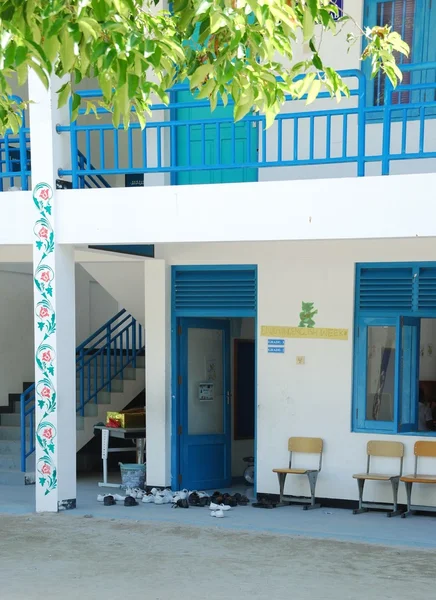 Μπλε Μαλδίβων σχολείο με εκπαιδευτές άουτ — Φωτογραφία Αρχείου