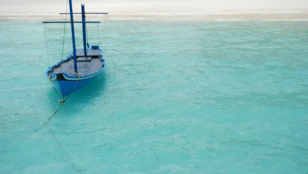 Typisches maledivisches Boot auf blauem Ozean — Stockfoto