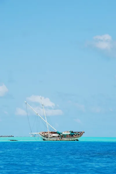 Navio semi-submerso típico nas Maldivas — Fotografia de Stock