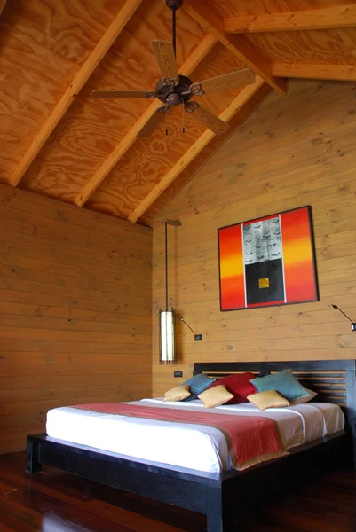 Moderno e luxuoso quarto de hotel bungalow em — Fotografia de Stock