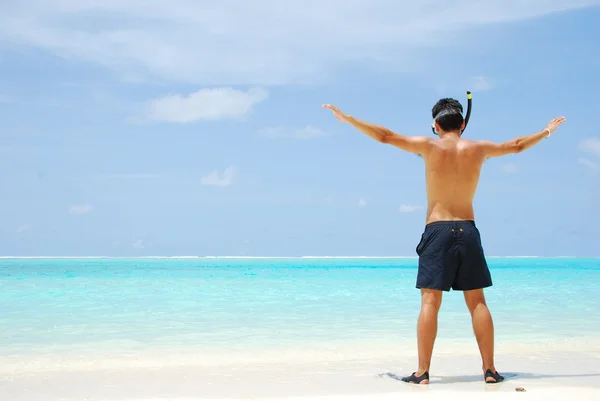 Fiatal férfi kész arra, hogy megy a snorkeling (széles o — Stock Fotó