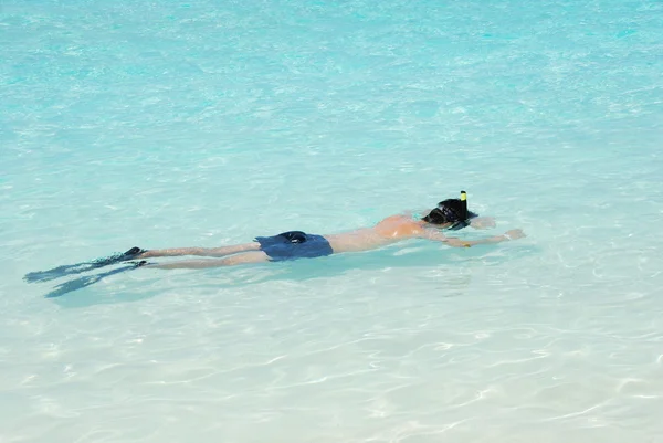 Молодой человек ныряет с маской в Maldives (синий o — стоковое фото