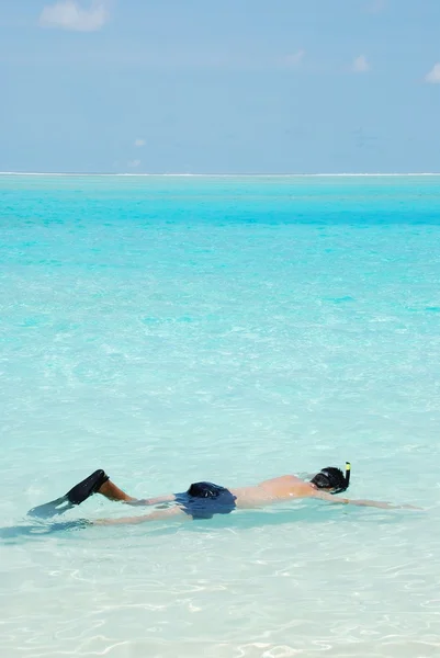 Jonge man snorkelen in de Maldiven (blauwe o — Stockfoto