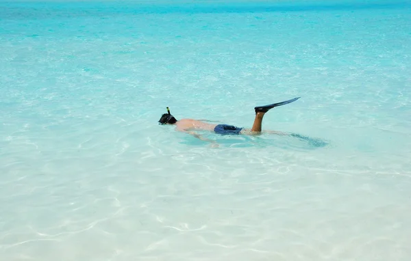 Молодой человек ныряет с маской в Maldives (синий o — стоковое фото