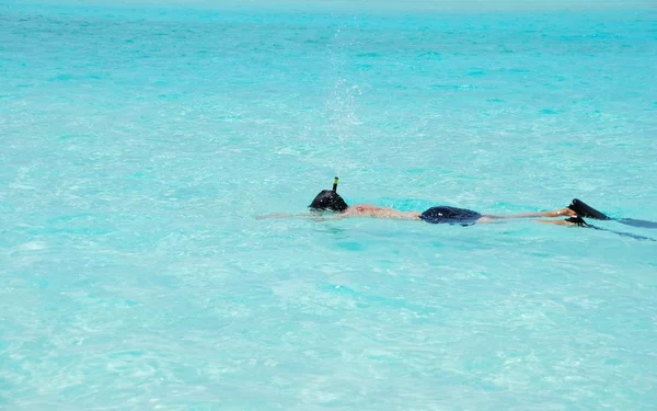 Hombre joven haciendo snorkel en Maldivas (azul o — Foto de Stock