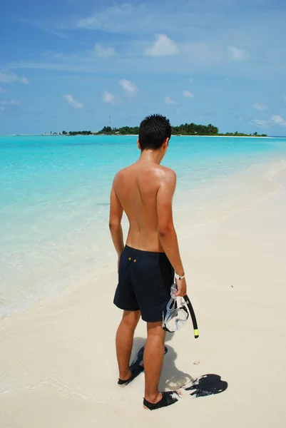 Jonge man klaar om te gaan snorkelen — Stockfoto