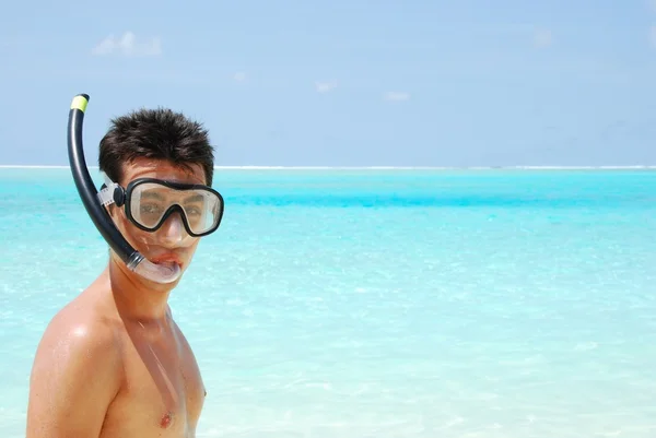 Fiatal férfi kész arra, hogy megy a snorkeling (kék o — Stock Fotó