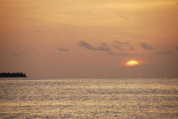 Красивий помаранчевий захід сонця на тропічному — стокове фото