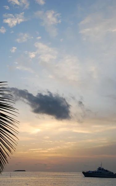 热带海滩上美丽的落日 — 图库照片